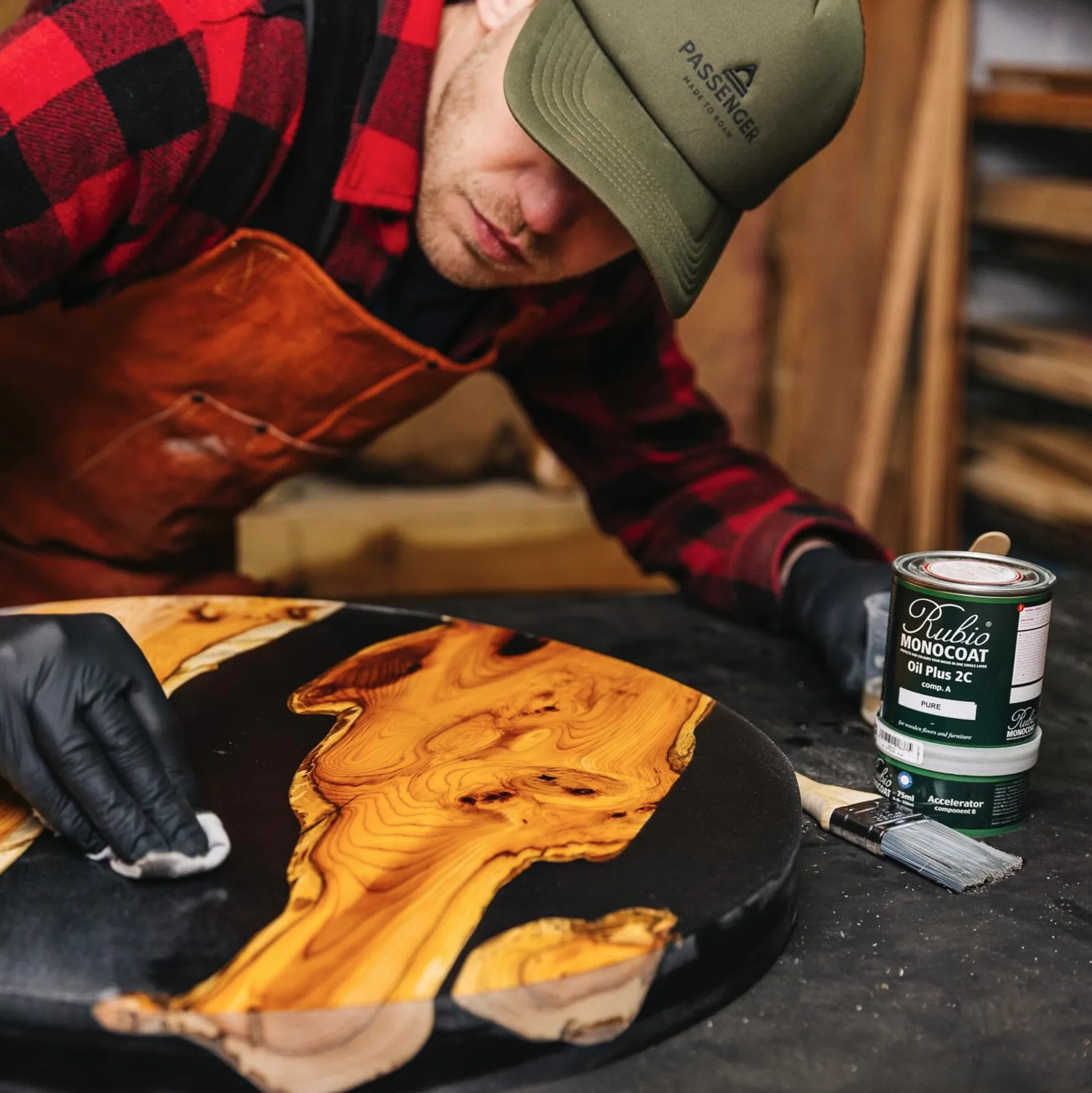 Hand-finishing the surface of a cast concrete piece